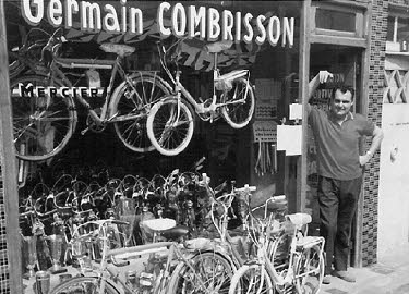 Corbeil-Essonnes : Germain Combrisson devant sa boutique de la rue des Remparts. Corbeil-Essonnes : Germain Combrisson devant sa boutique de la rue des Remparts.
